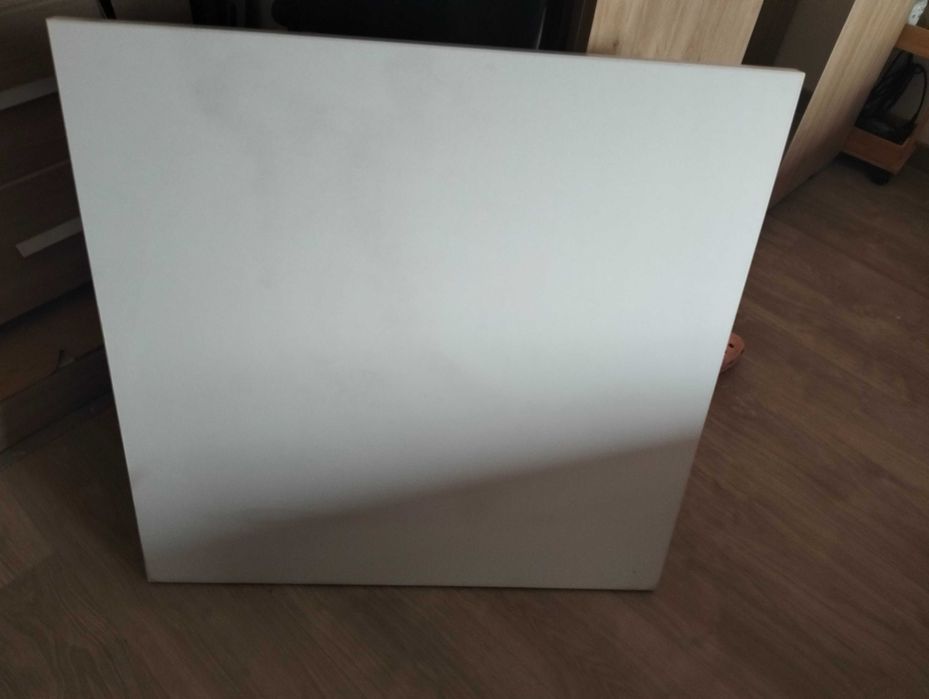 Mesa de jantar branca quadrada