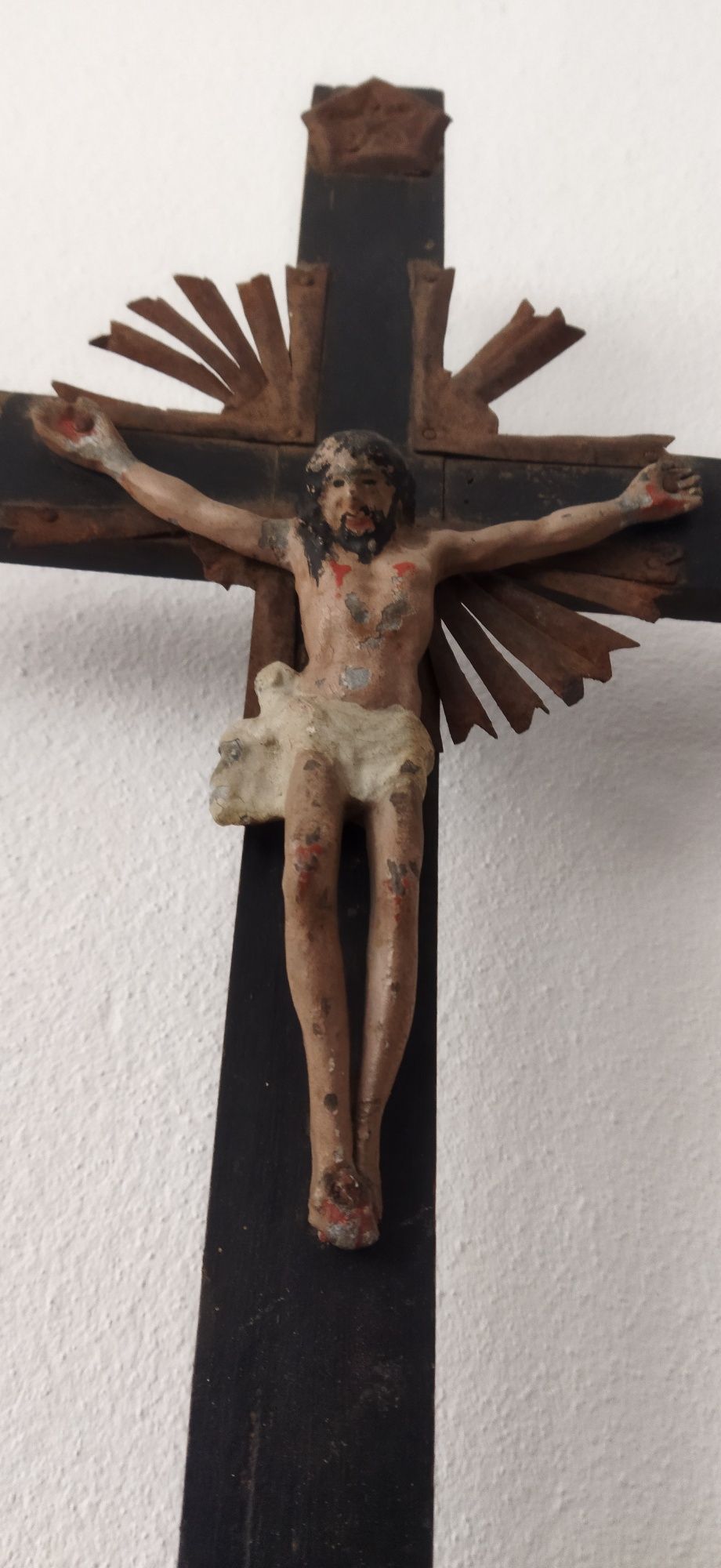 Crucifixo antigo em madeira