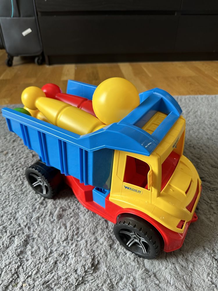 Zabawkowa ciężarówka z zestawem do gry w kręgle