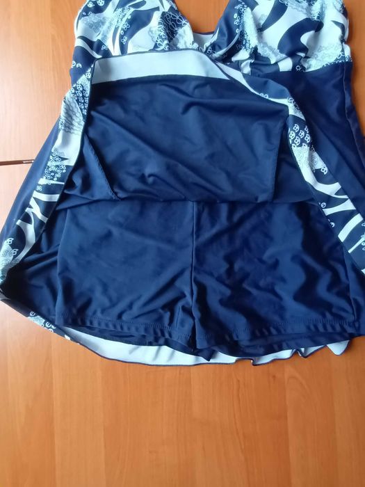 Жіночий суцільний купальник в розмірі 2 xl.