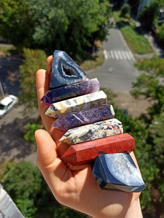 Натуральні мінерали,обеліск,вежа,кристал,куля,фігурка,каміння,камні