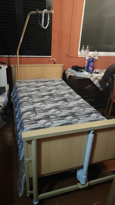Cama articulada elétrica com colchão e pega.