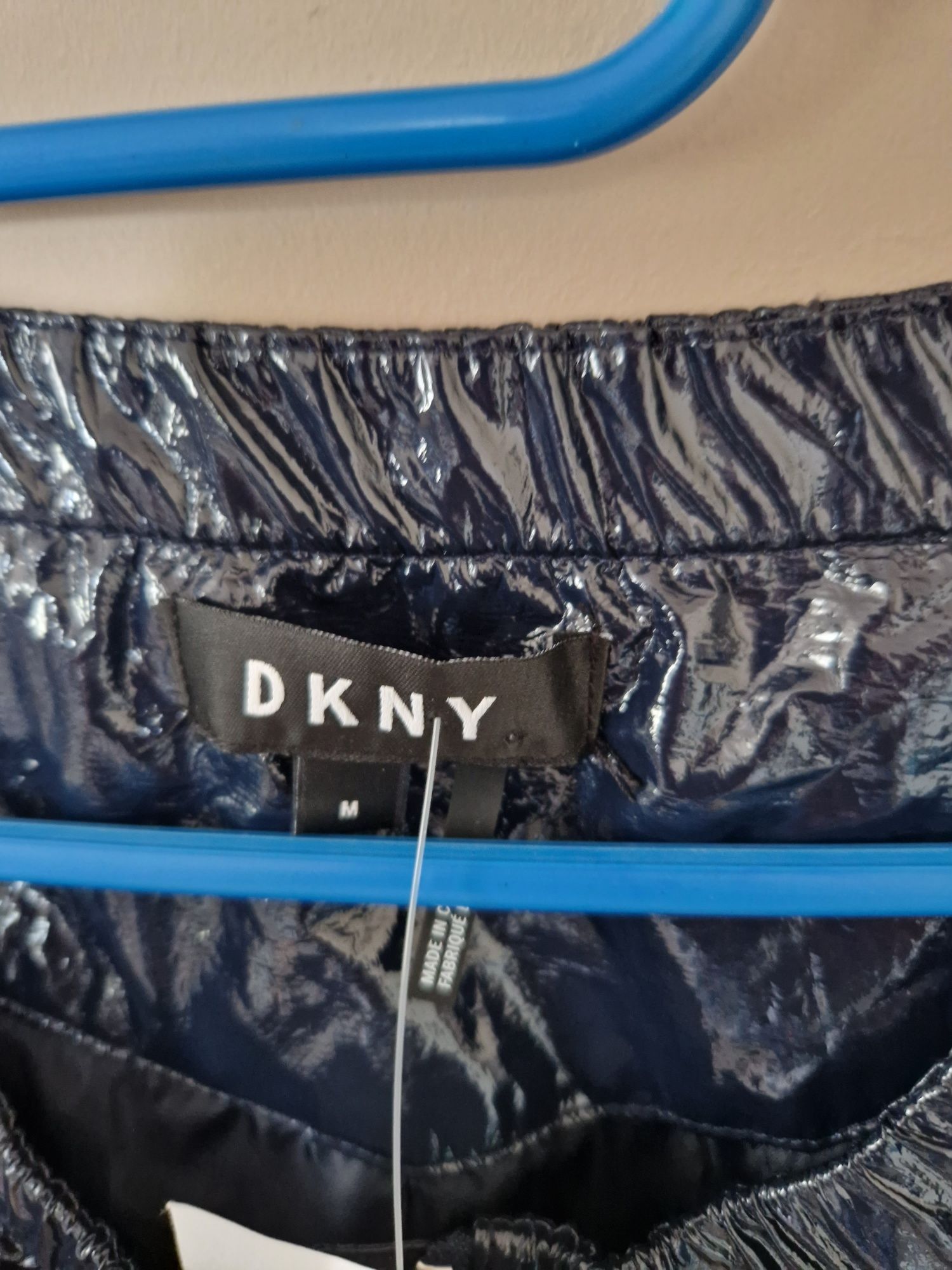 Lakierowana lekka kurteczka DKNY
