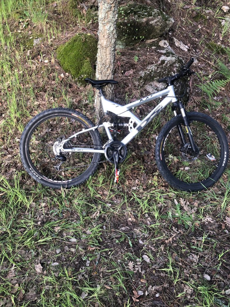 Bicicleta downhill roda 26