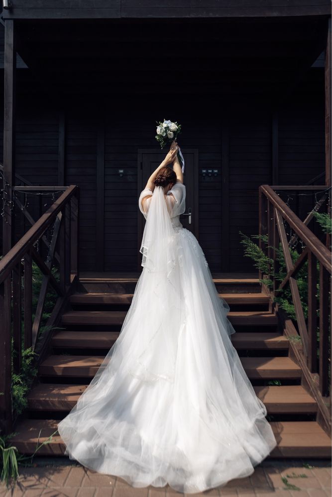 Сукня весільна зі шлейфом