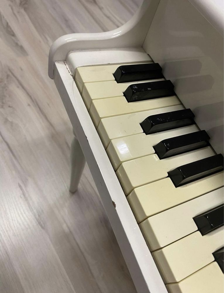 białe pianino dziecięce