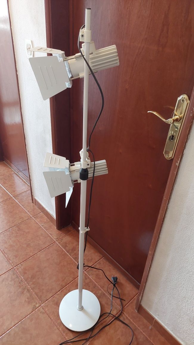 Candeeiro de pé extencivel