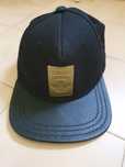 Chapéu adidas preto e dourado