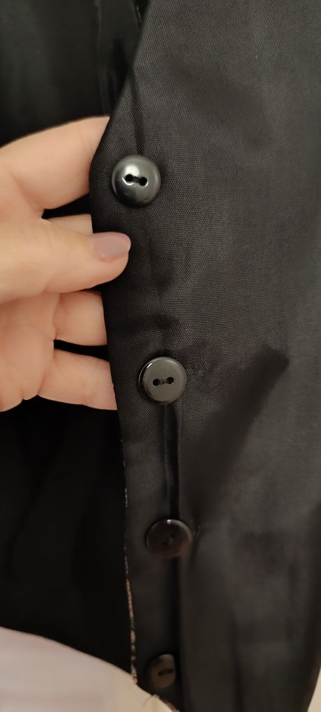 Colete preto, por dentro não é totalmente preto. Usado. Não tem etique
