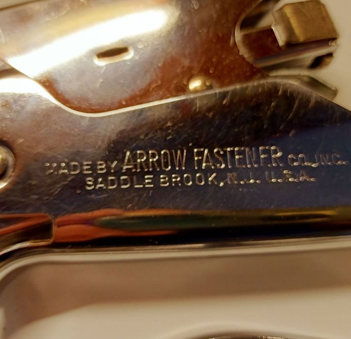 Arrow P22 ręczny zszywacz szczypcowy.