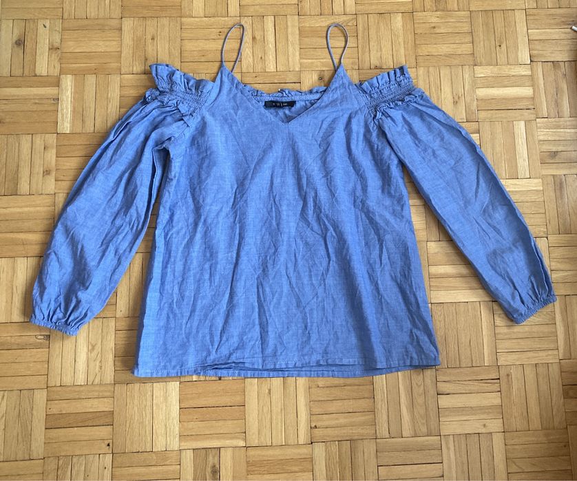 River Island jasnoniebiska bluzka z odkrytymi ramionami. Bawelna 100%