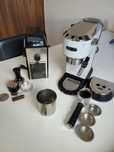 Ekspres Delonghi Dedica EC685 młynkiem i akcesoriami