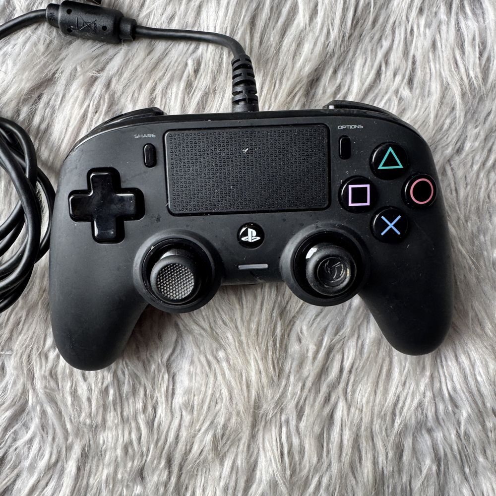 Pad przewodowy Nacon PS4