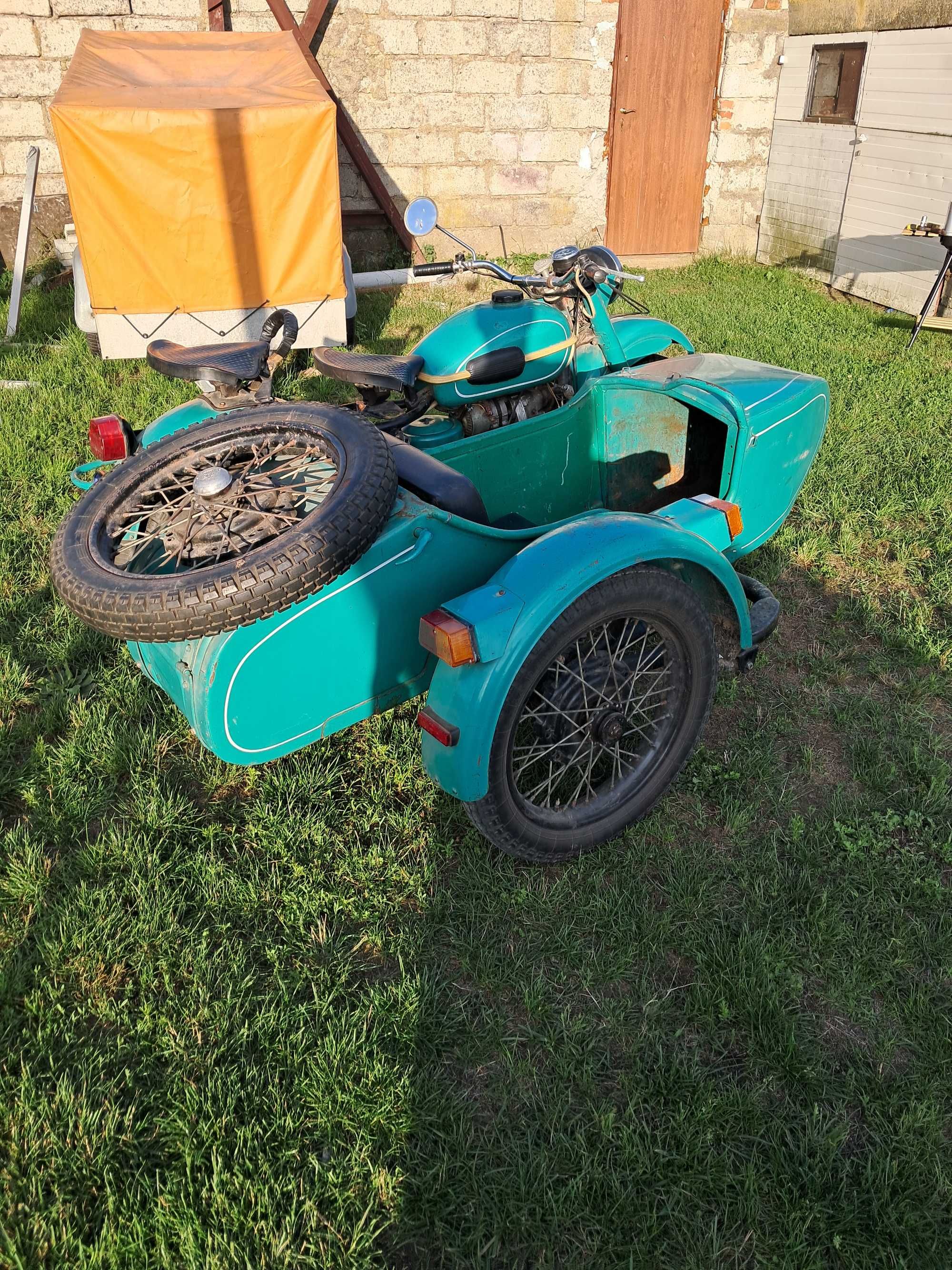 Ural z wózkiem koszem