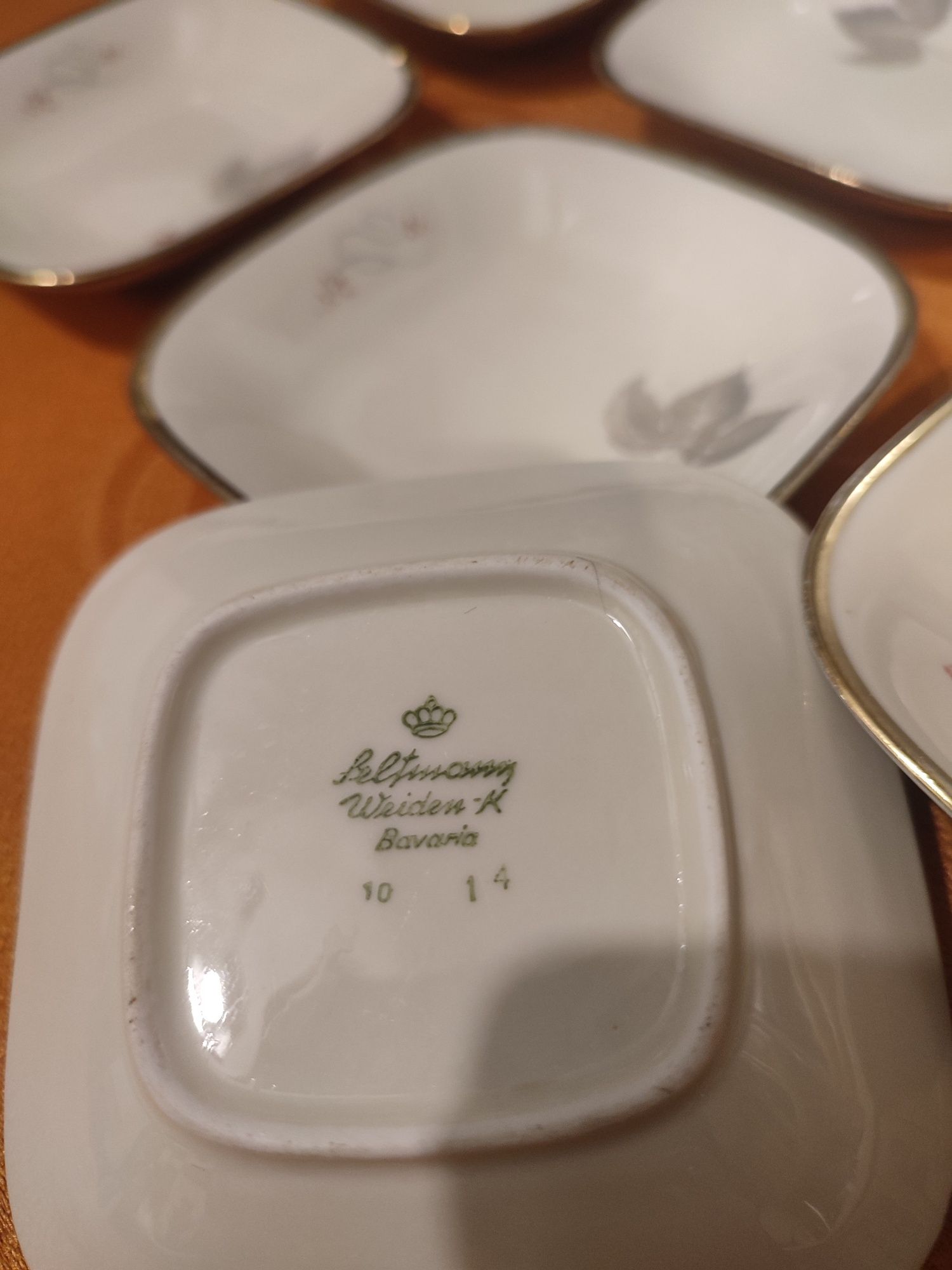 Śliczny zestaw sześciu talerzyków na konfitury