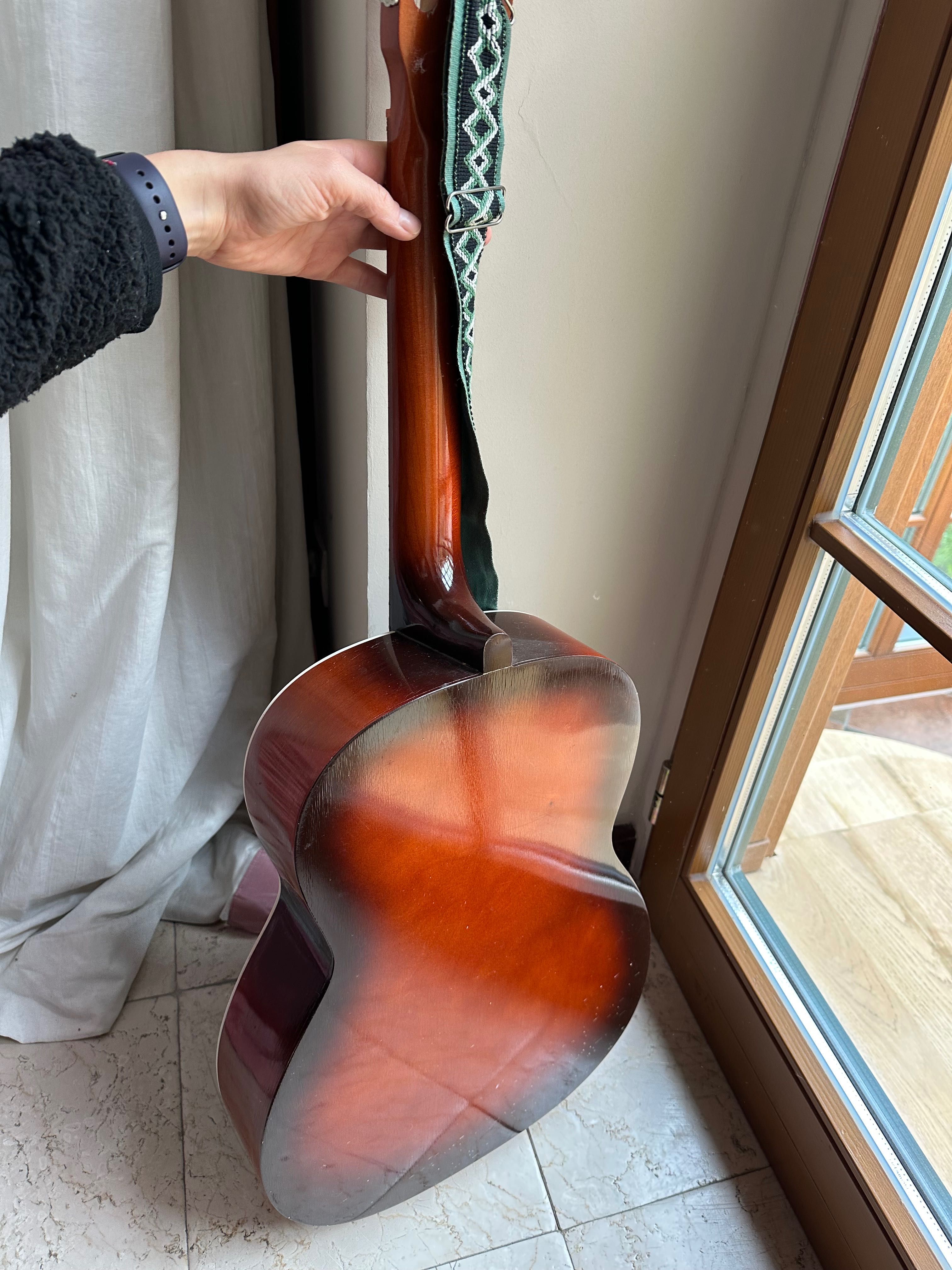 Gitara akustyczna z ozdobną rozetą