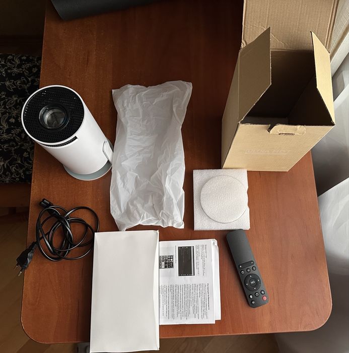 Проектор F-100+ екран (полотно) для проектора