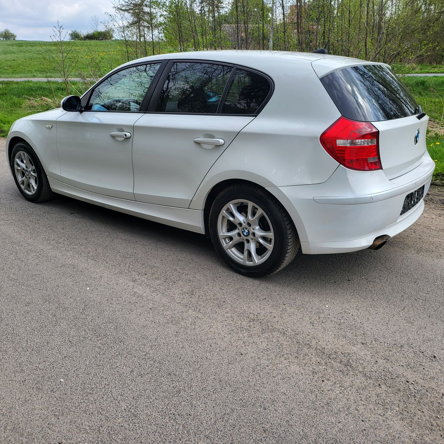 SPRZEDAM samochód BMW 1 zadbana bardzo dobrze wyposażona benzyna