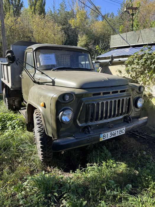 Бортовий Газ-52 на ходу самосвал