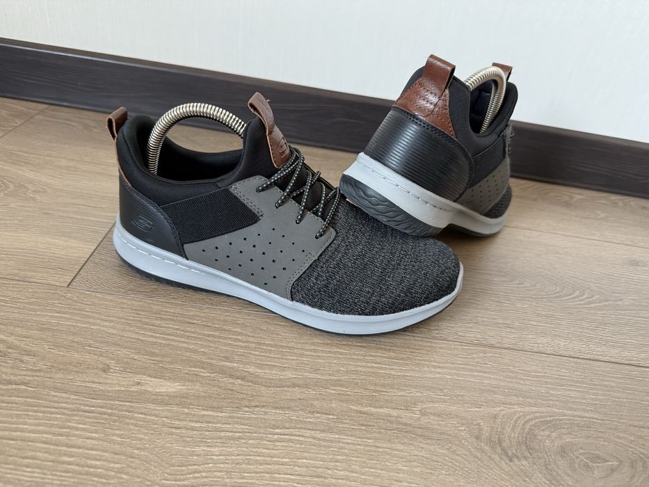 Кросівки без шнурівки Skechers 41 розмір стан нових