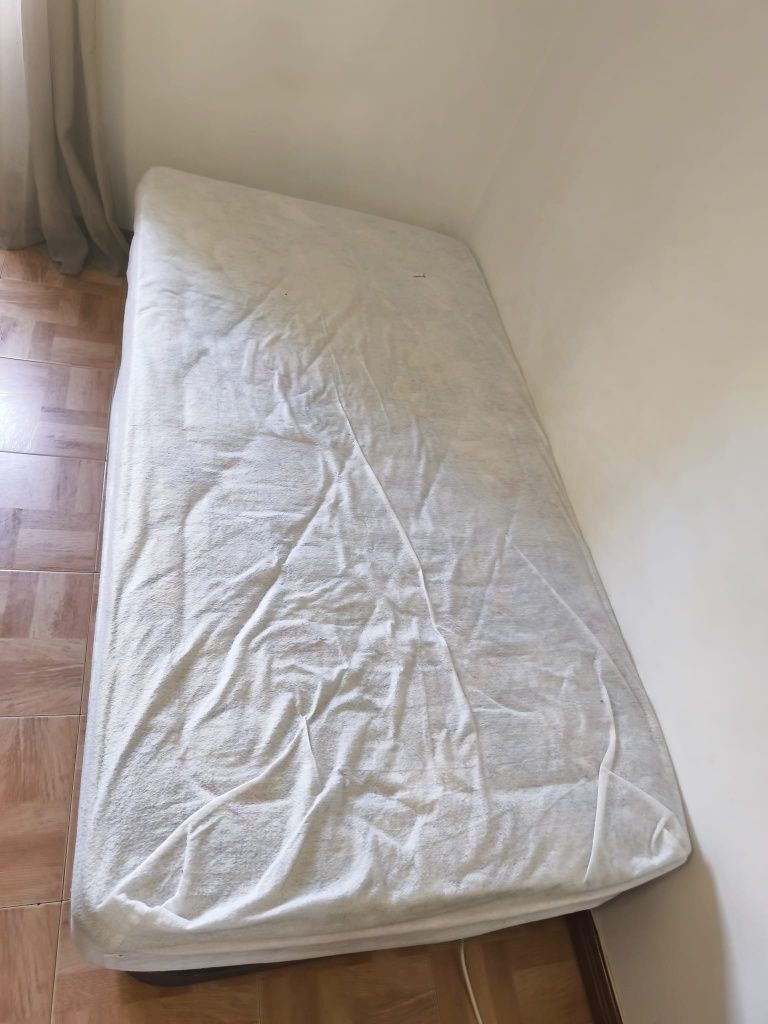 Cama de solteiro com colchão