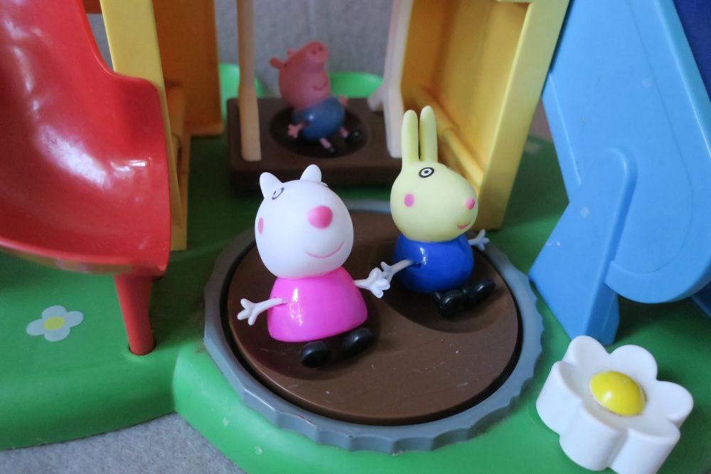 Duży domek Świnka Peppa plus 3 figurki plac zabaw 32 cm x 27 cm