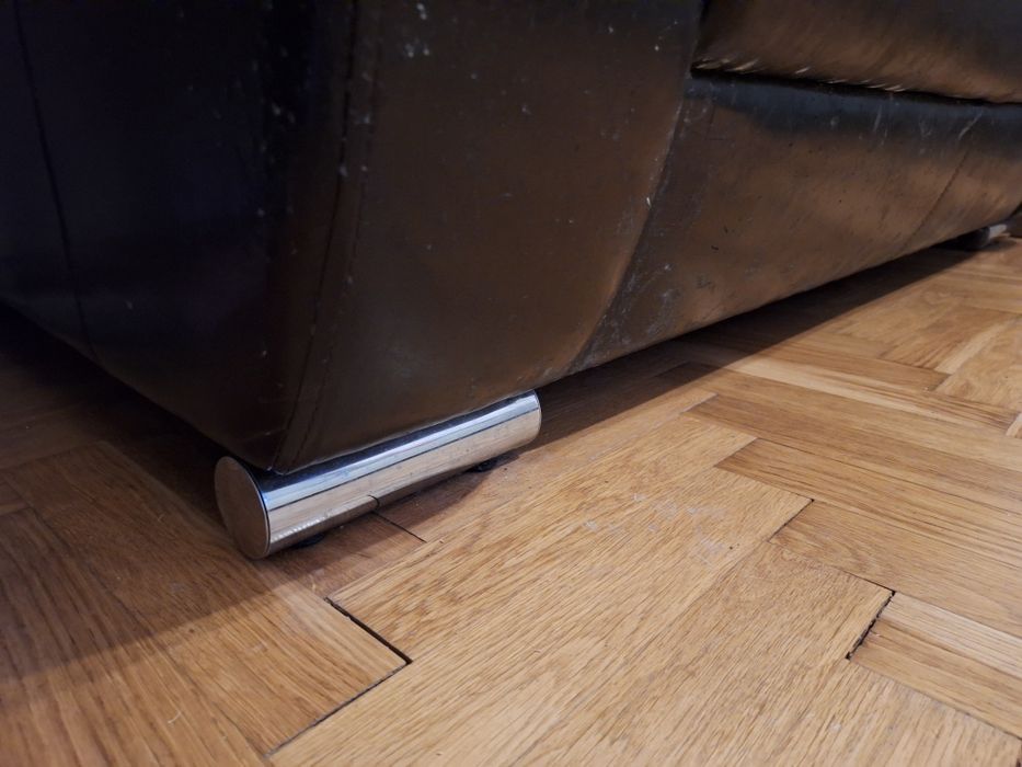 Niewielka kanapa skórzana