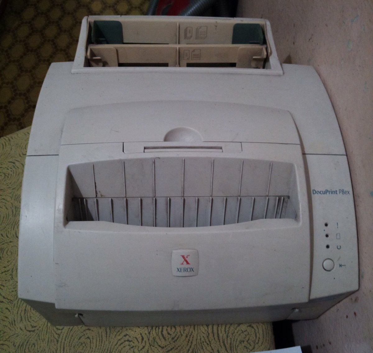 Лазерный принтер Xerox в рабочем состоянии