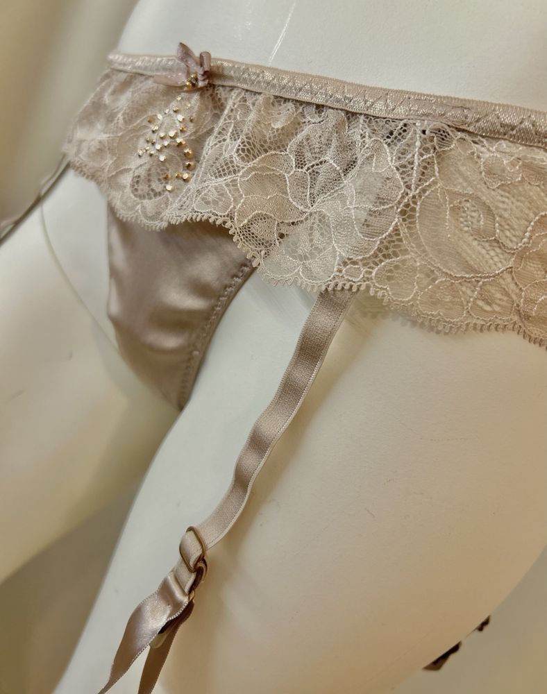 Luksusowe jedwabne brazyliany cieliste Intimissimi pas do pończoch