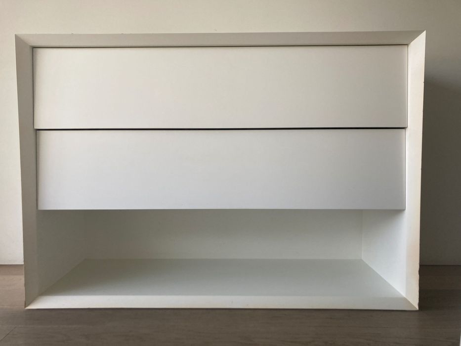 Cómoda branca em madeira para quarto ou sala