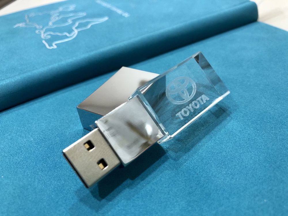 Флешка usb накопитель Toyota 32 Gb Тойота светящаяся