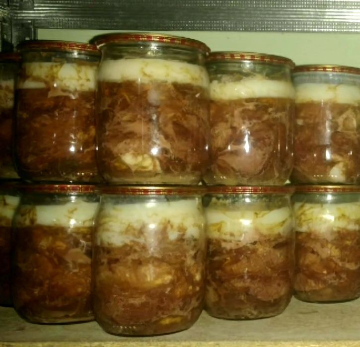 Домашня свинна тушонка виготовлена в автоклаві