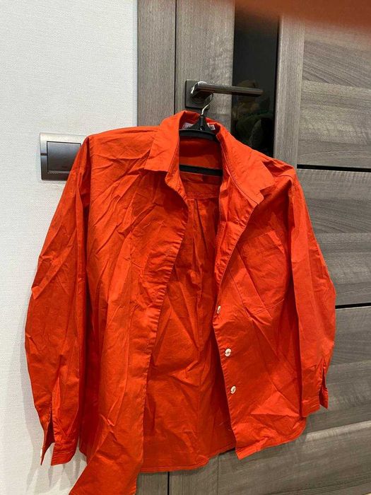 Яскрава жіноча сорочка