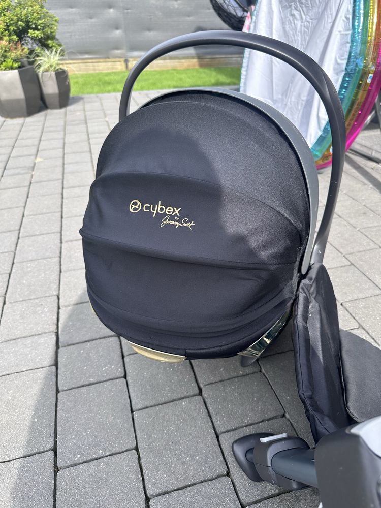 Fotelik z bazą Cybex Cloud T i-Size Jeremmy Scott
