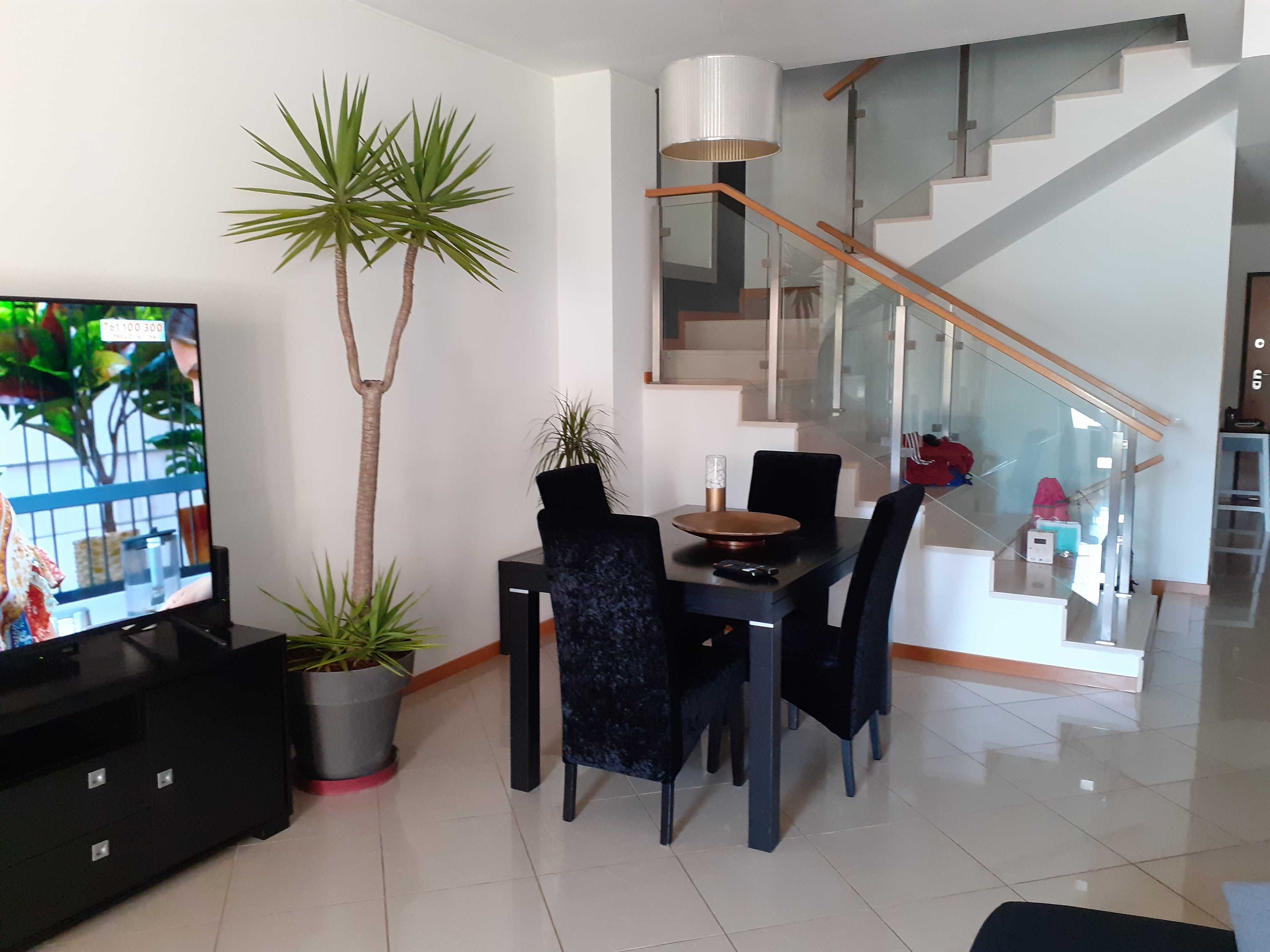 Mesa sala extensivel + 5 cadeiras