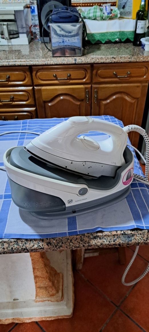 Vendo uma fritadeira é um ferro de engomar