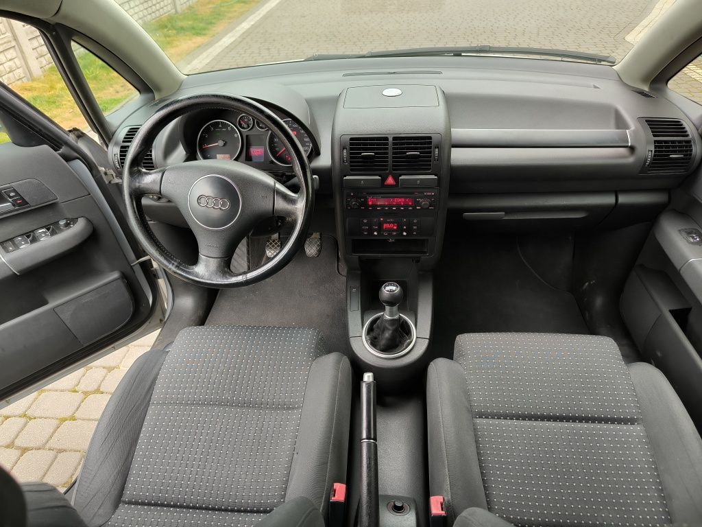 Audi A2 1,6  2002r klimatronik , świeży przegląd 2x opony
