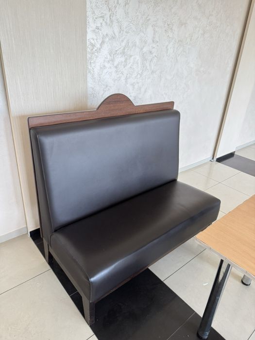 Столи та диванчики у кафе/ресторан