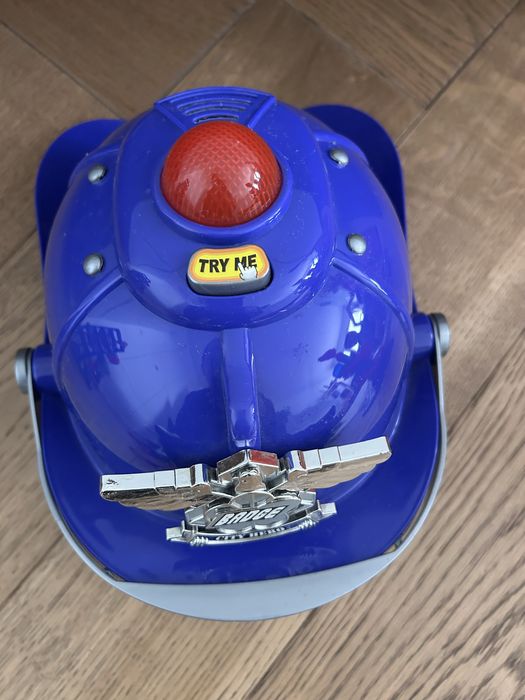 Kask policyjny z dzwiekiem i sygnalem swietlnym