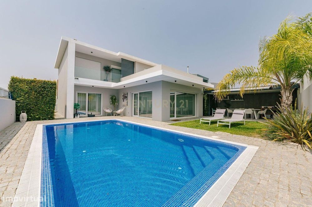 Moradia Independente com 5 quartos, com Jardim e Piscina de Agua Salga