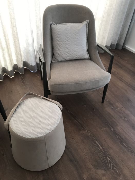 2 Poltronas com oferta das almofadas..