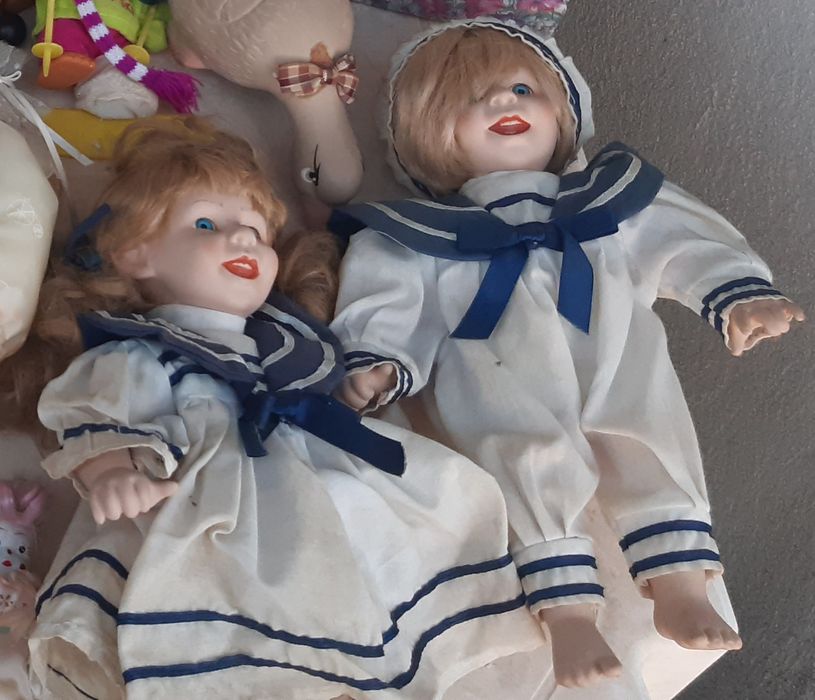 Bonecas de porcelana e brinquedos