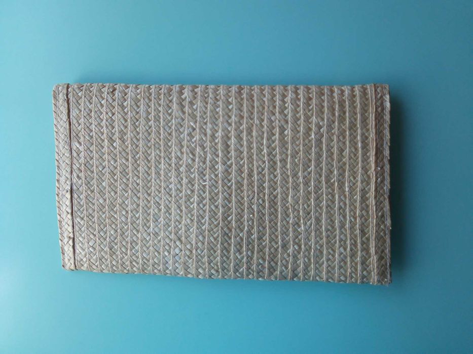 Pochete em palhinha, usada