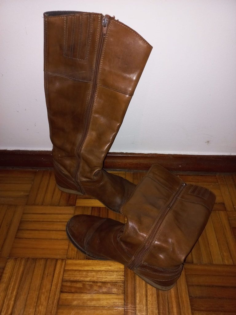 Botas em pele 35 e 36