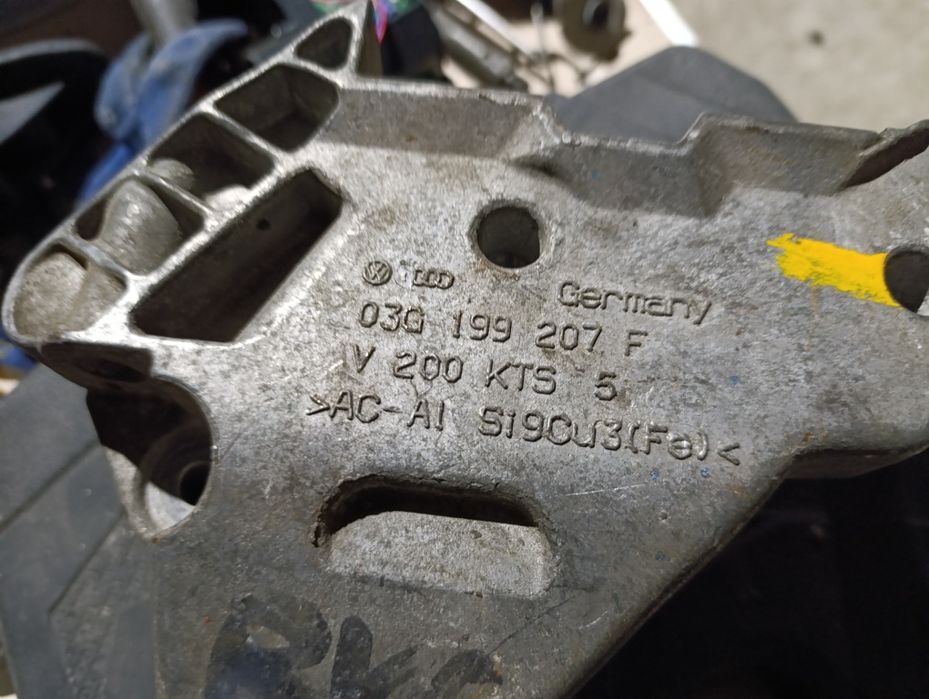 Кронштейн подушки двигателя правый VW Golf 05-14 Caddy 3 Touran 1