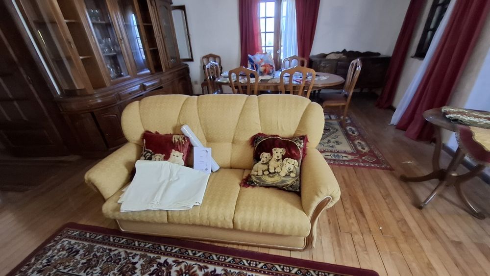 Mobília de sala de jantar e sofás