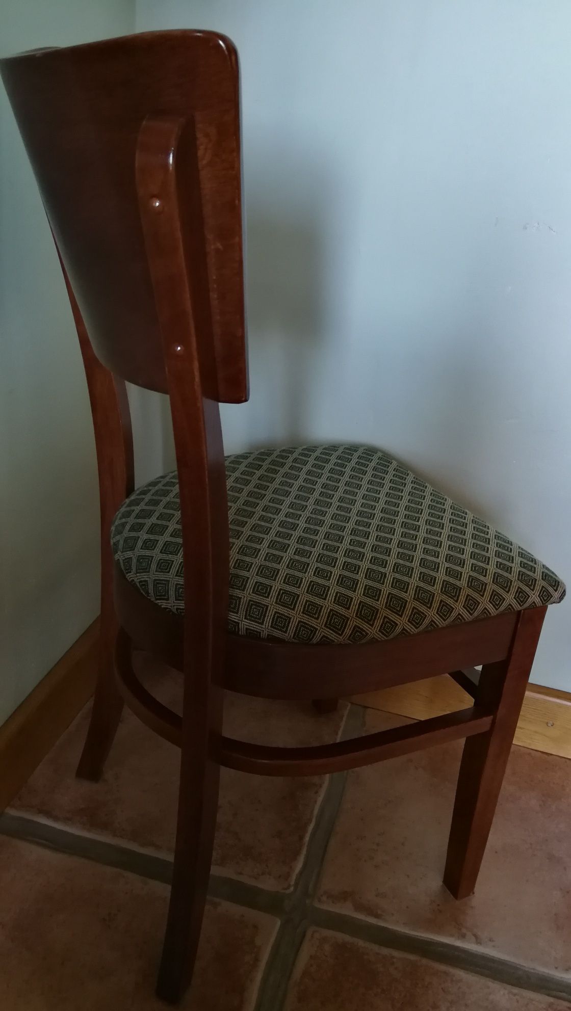 Krzesło oparcie i nogi drewniane.