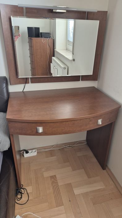 Toaletka kosmetyczna lustro