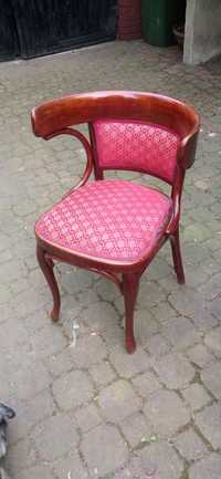 Stare krzesła gięte tapicerowane.