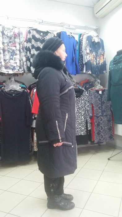 Пальто черное зимнее женское.